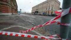 Прорвавшуюся трубу с горячей водой чинят в Петербурге