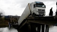 По меньшей мере один человек погиб при обрушении моста в Приморье