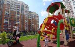 Новые детские площадки обустраиваются на набережной Шитова в Москве