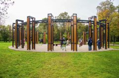 В московском парке Дружбы обустроили площадку с качелями