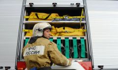 Строящееся здание загорелось на западе Москвы, спасены более 20 человек