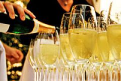 Минимальные цены установят в России также на вино и шампанское