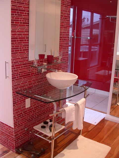 красные тона в дизайне современной ванной