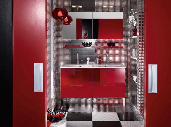 Отражающие поверхности в красной ванной комнате