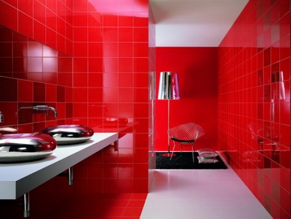 Отражающие поверхности в ванной комнате красного цвета