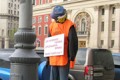 Жители Южного Тушино повесили перед столичной мэрией «обманутого дольщика»