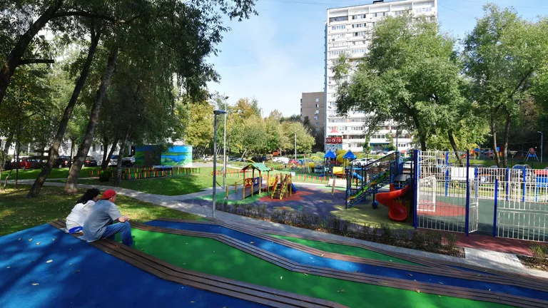 В Москве в 2025 году обновят более 1,5 тысячи детских площадок