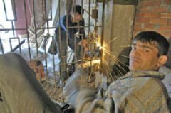 Гастарбайтеры по-прежнему будут трудиться на питерских стройках, но их будет меньше