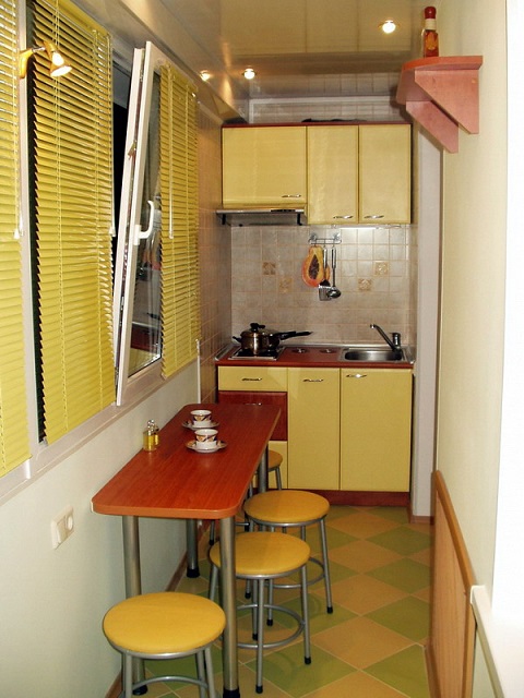 Перенесите кухонную рабочую зону на балкон фото